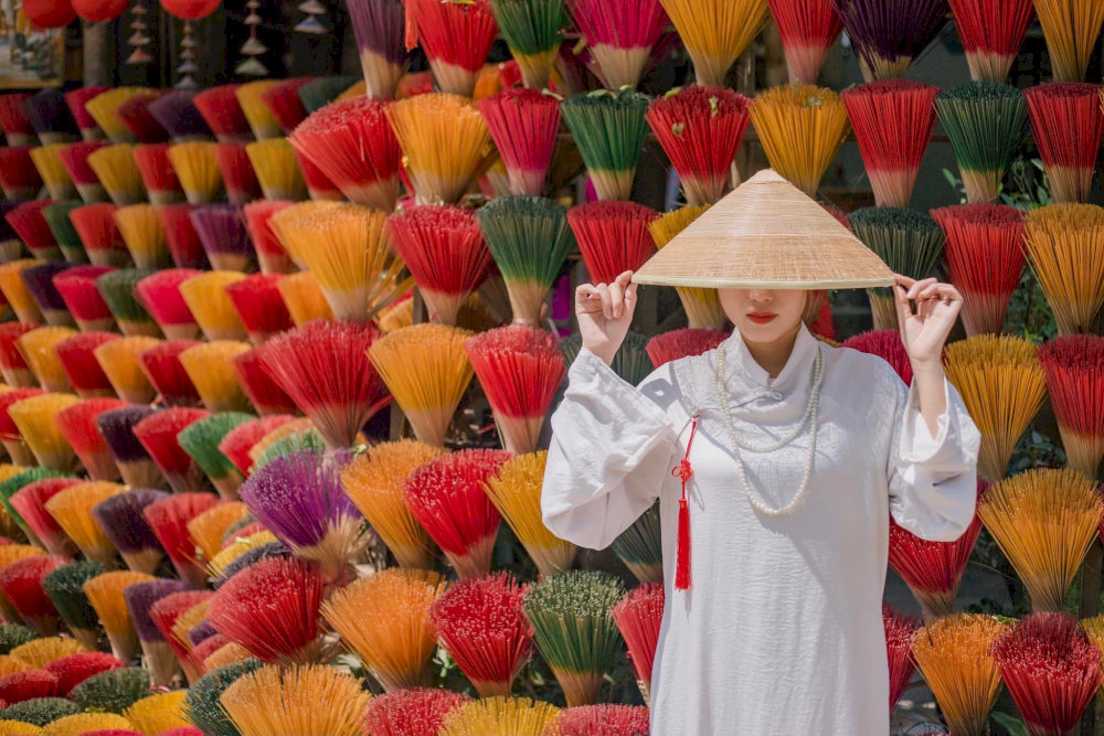 Những bó hương rực rỡ kết hợp với ánh nắng 